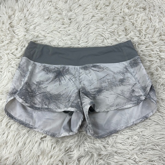 Lululemon Speed Short (4-way Stretch 2.5") Breeze By White Light Cast - Picture 1 of 4